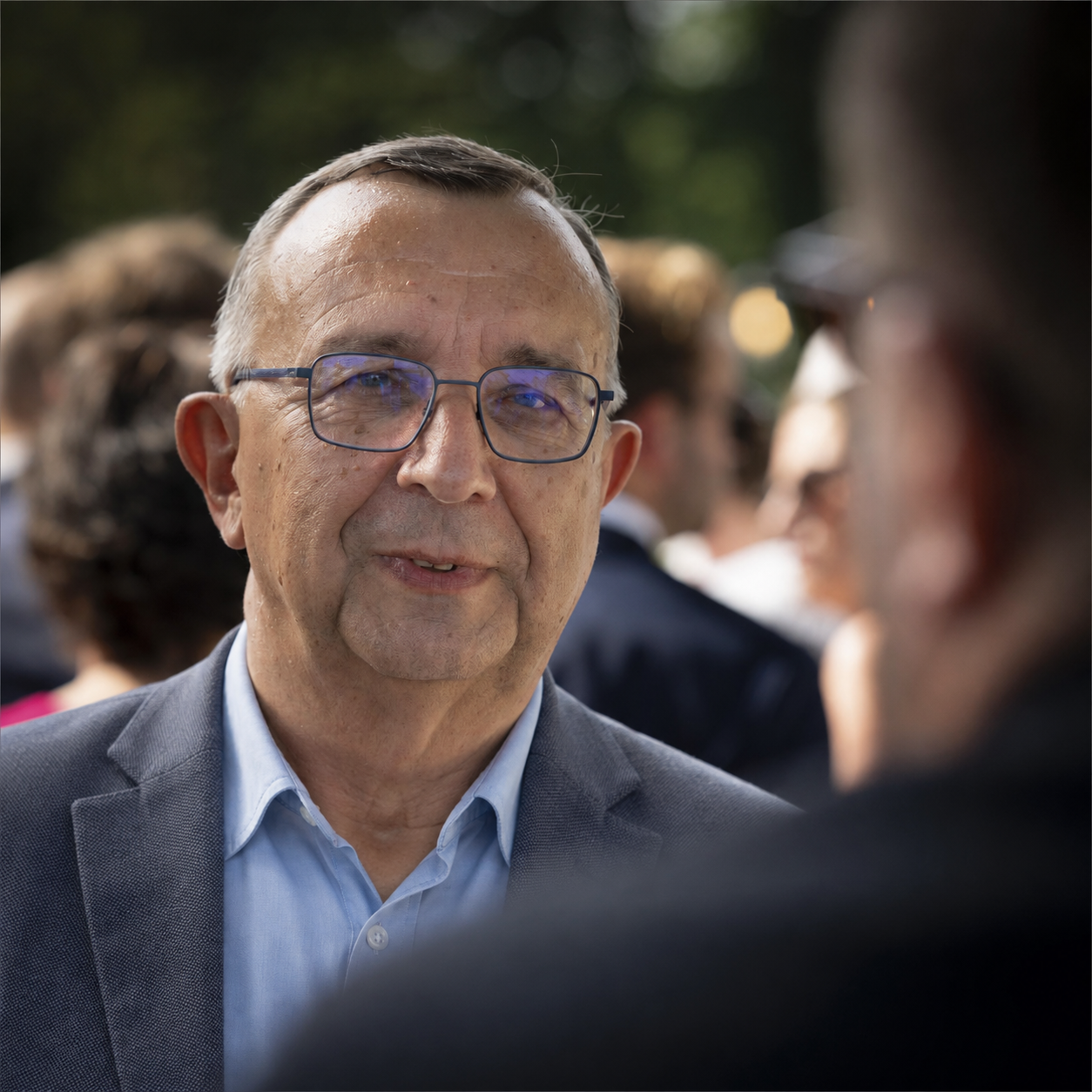 Portrait de Jean-Michel Poupeau lors d'un événement, en costume et chemise claire